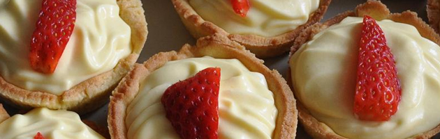 Dolcetti con crema chantilly alla fragola